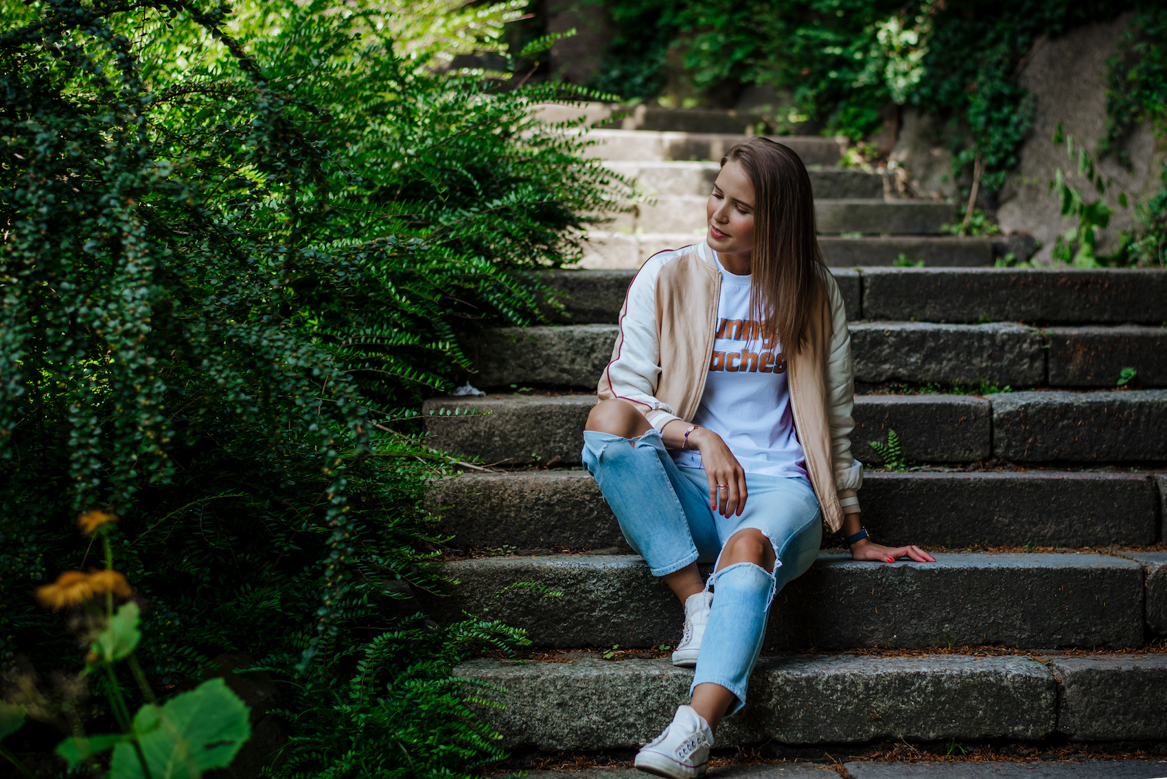 suelovesnyc_susan_fengler_sommer_outfit_closed_wendejacke_sunny_beaches_ganni_tshirt