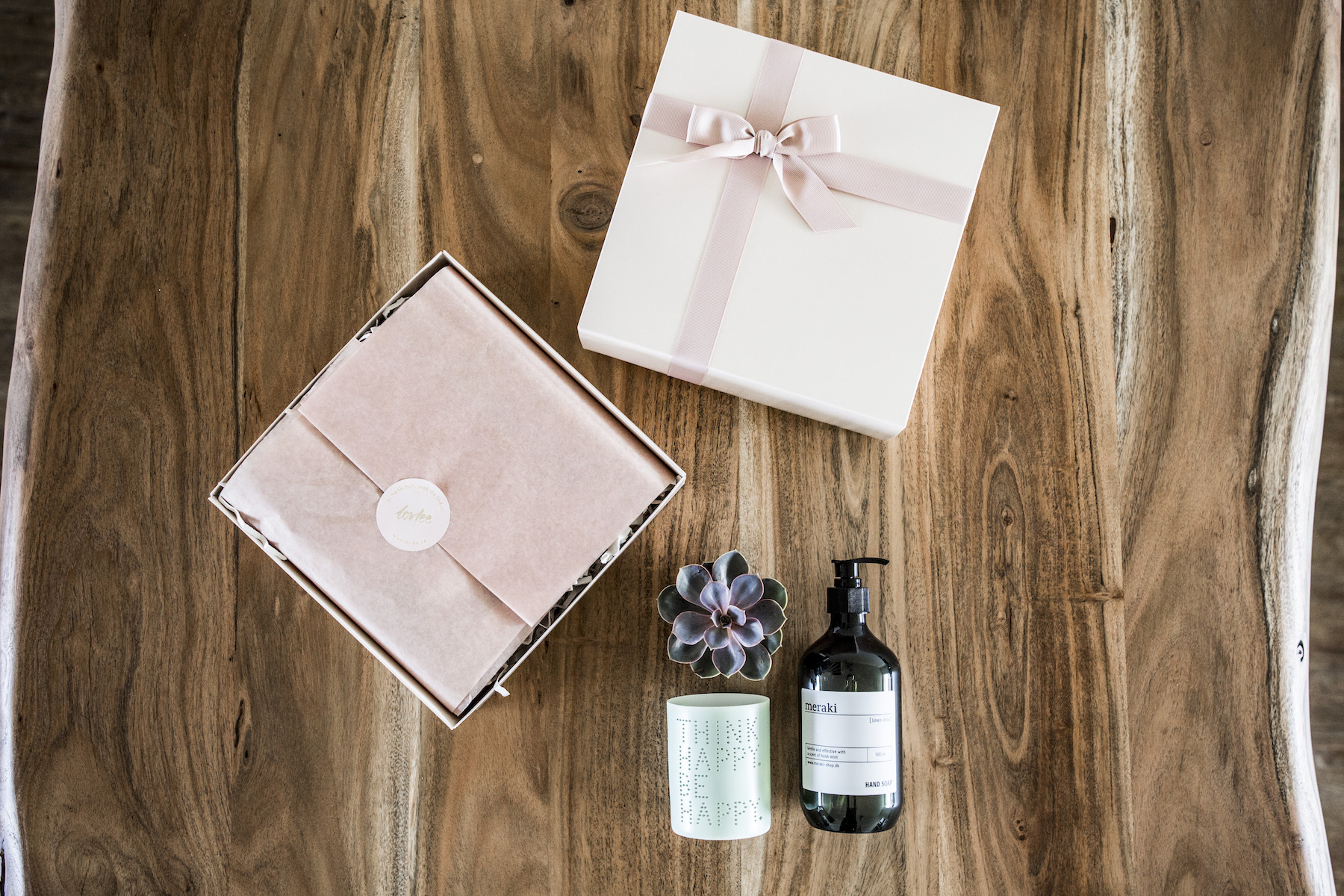 suelovesnyc_muttertag_muttertagsgeschenk_geschenkbox_lovlee_think_happy_be_happy