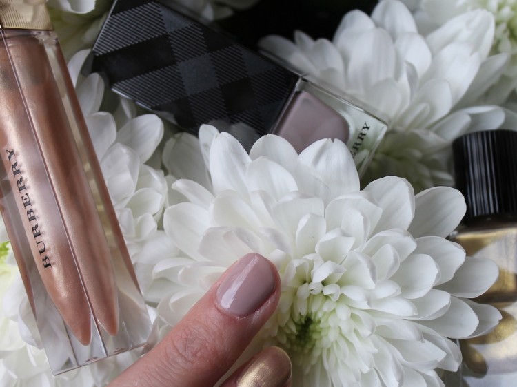 Burberry-Make-up-Test-Trench-Kiss-Lip-gloss-Light-Gold-Nagellack-Ash-Rose-Iconic-Colour
