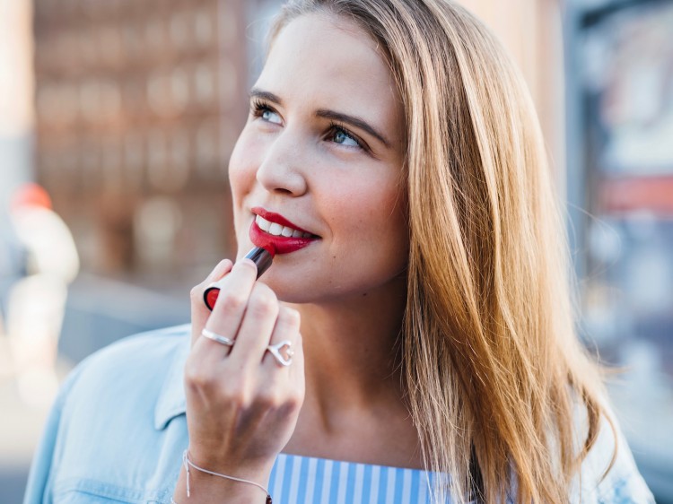 suelovesnyc lippenstift auftragen