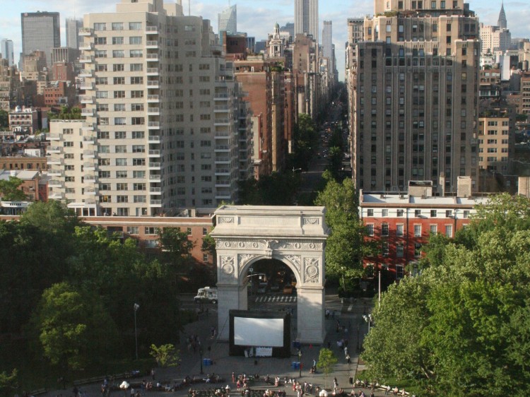 films on the green open air kino WASHINGTON SQ PARK_Films_on_the_Green_new_york_credit_A_Stephan (1)