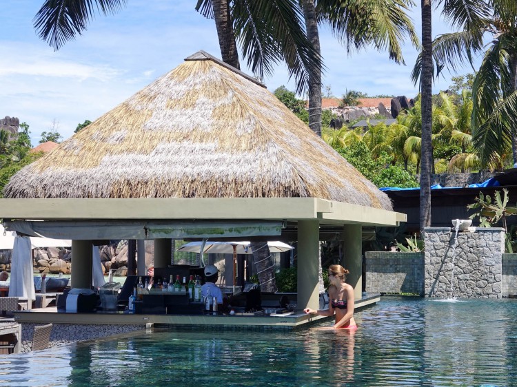 Seychellen Hotel auf la digue domaine de L'orangeraie suelovesnyc_seychellen_hotel_auf_la_digue_domaine_de_lorangeraie_orangeraie_pool_bar