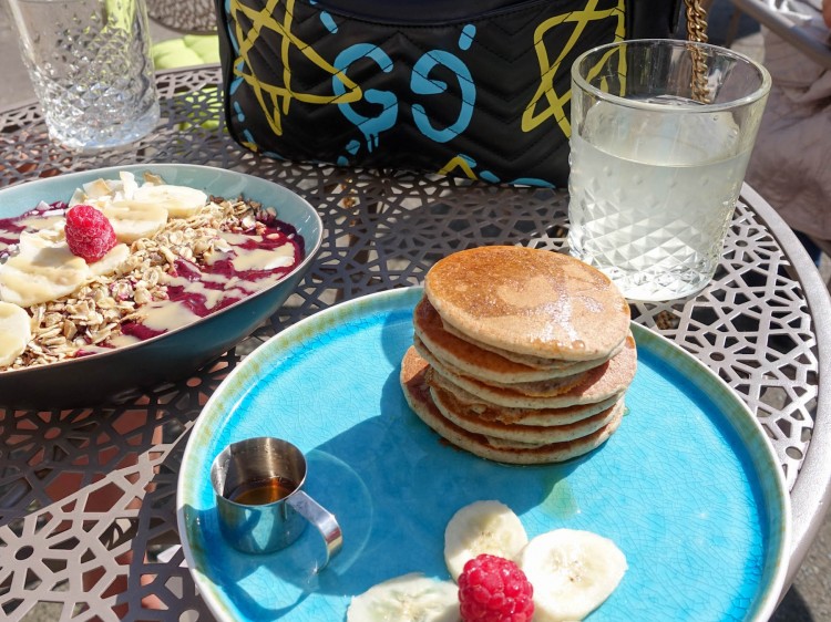 glutenfrei frühstücken in Hamburg paledo Suelovesnyc_susan_fengler_glutenfrei_fruhstucken_in_hamburg_superfood_kitchen_by_paledo_glutenfreie_pancakes