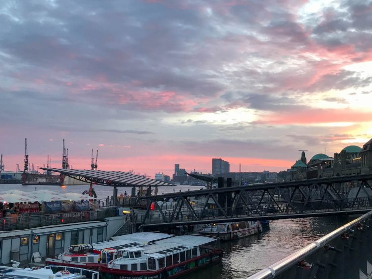 Sommer genießen Hamburg Hafen Suelovesnyc_Hamburg_Sommer_geniessen_Sommer_geniesen_sonnenuntergang_landungsbrucken_hamburg_hafen_nachts