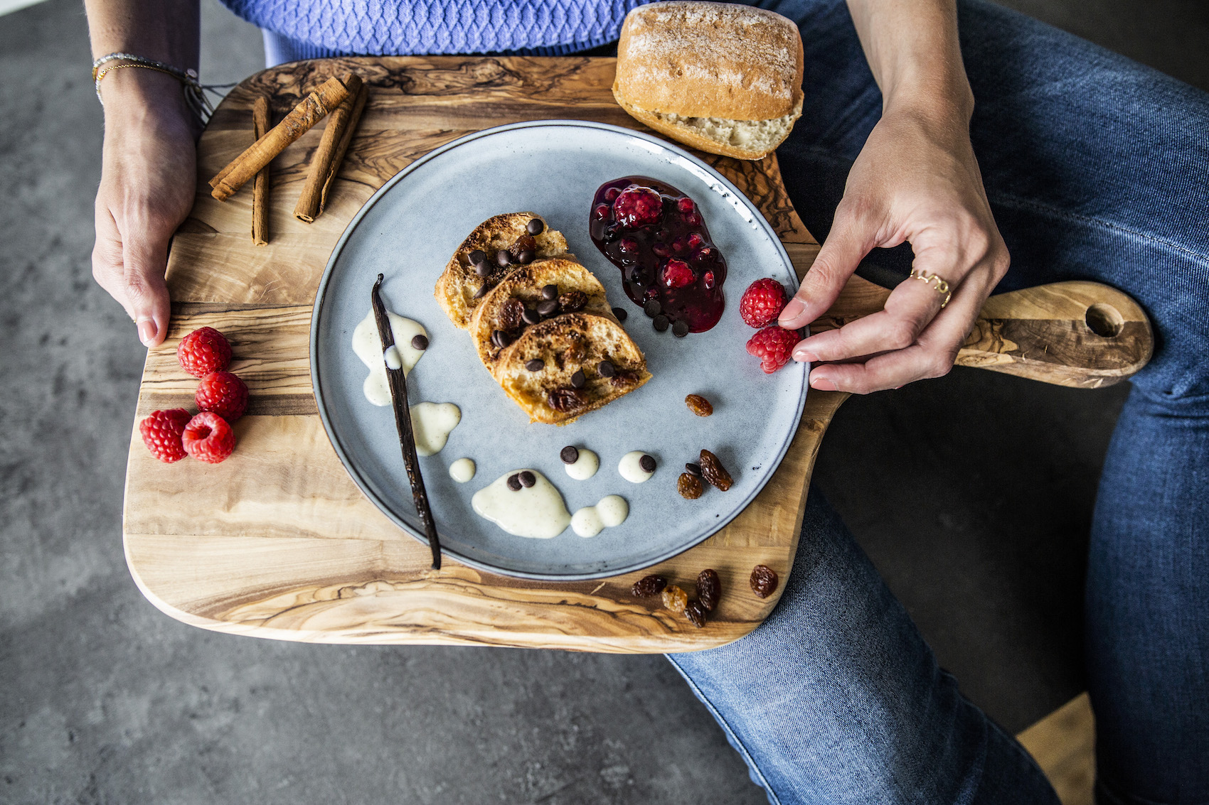 suelovesnyc_ciabatta_rezept_dessert_glutenfrei_schaer_ciabatta_franzbroetchen_schaer_ciabatta_broetchen_hand