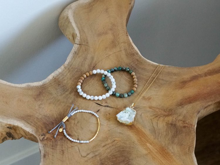 Edelstein-Schmuck suelovesnyc_edelstein_schmuck_trend_bergkristall_kette_mala_armband