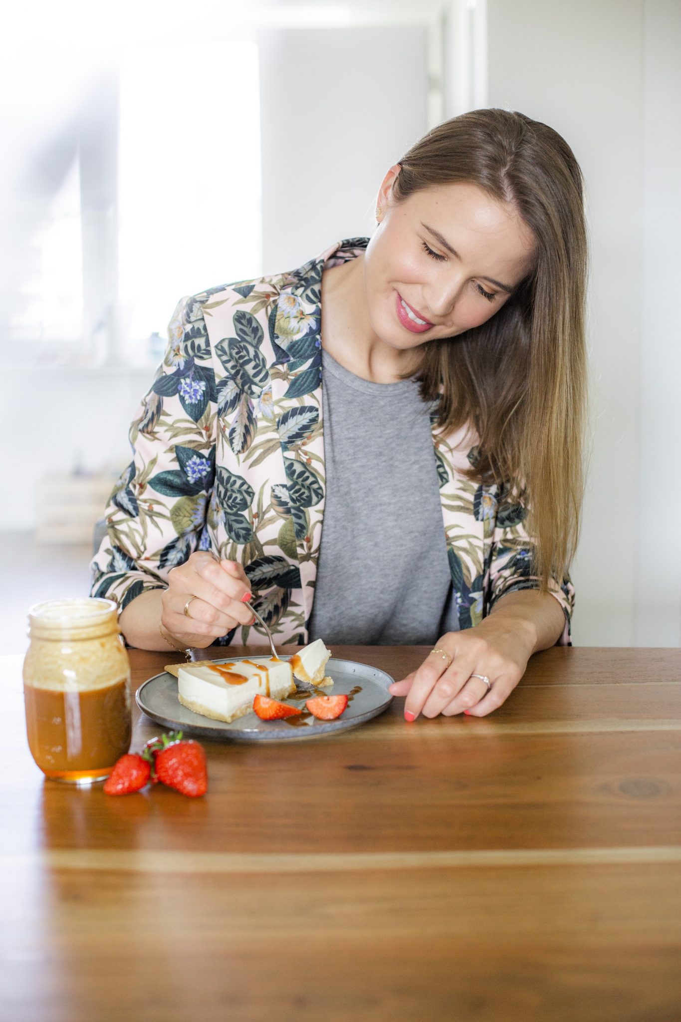suelovesnyc_salted_caramel_cheesecake_glutenfreier_cheesecake_mit_keksboden_und_karamell_sauce