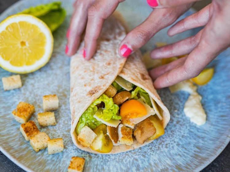 vegetarische caesar salad wraps glutenfrei suelovesnyc_susan_fengler_rezept_vegetarische_caesar_wraps_glutenfrei_schaer_1