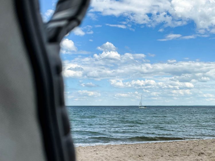 suelovesnyc_weekly_update_hamptons_scharbeutz_offline_pause_tag_am_Strand Offline-Pause Tag am Meer