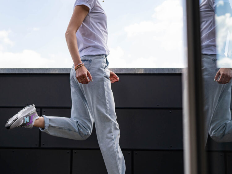 Mom Jeans Dad Sneaker suelovesnyc_susan_fengler_omoda_mom_jeans_dad_sneaker_new_balance_sneaker