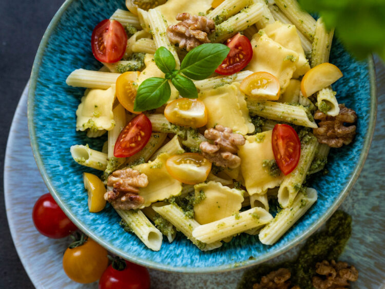 glutenfreier mixed-nudelsalat basilikum-walnuss-pesto Suelovesnyc_Schaer_Susan_fengler_Meal_prep_glutenfreier_mixed_nudelsalat_basilikum_walnuss_pesto_1